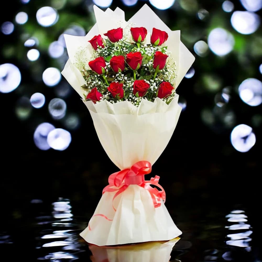 Classic Aura 12 Red Roses Bouquet