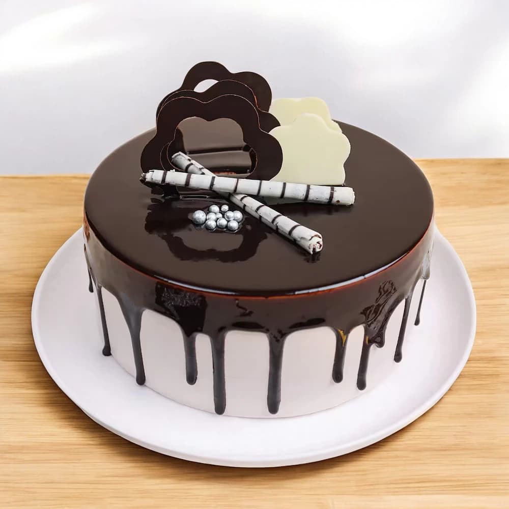 Red Roses Bouquet With Chocolate Cake view 1