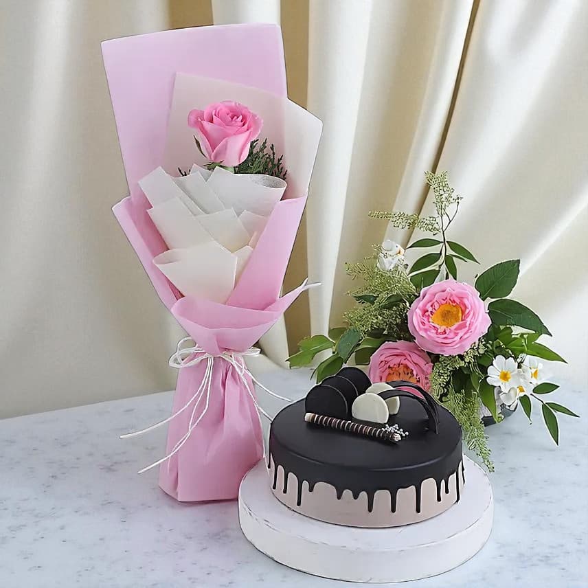 Blushing Pink Rose Bouquet & Chocolate Cake